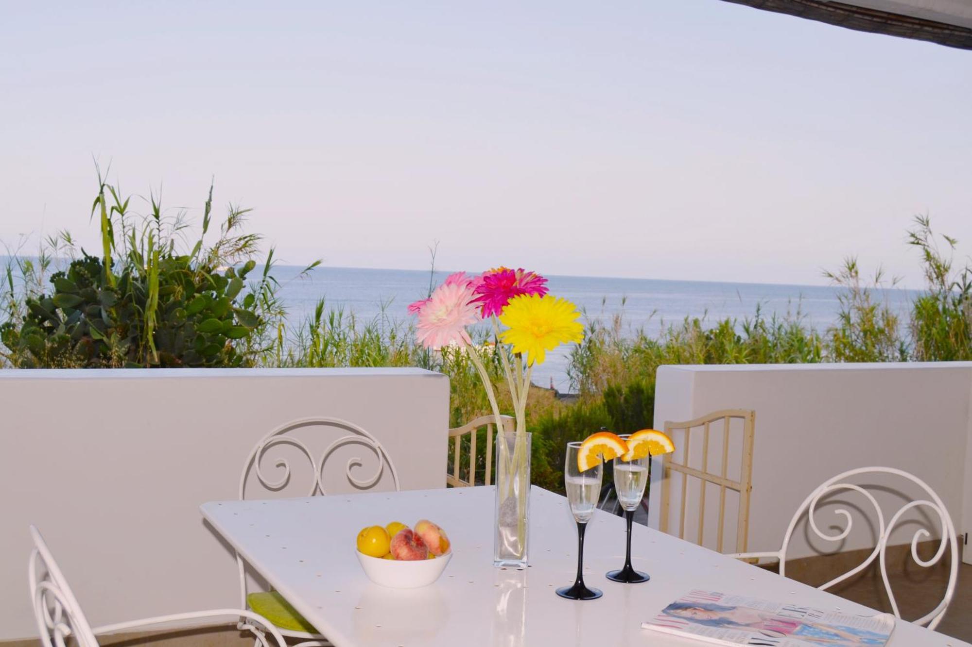 Villa Ginestra Sulla Spiaggia Di 斯特龙博利 外观 照片
