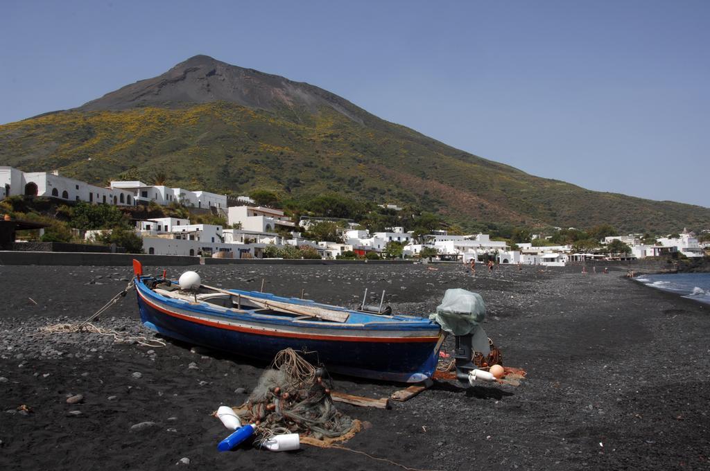 Villa Ginestra Sulla Spiaggia Di 斯特龙博利 客房 照片